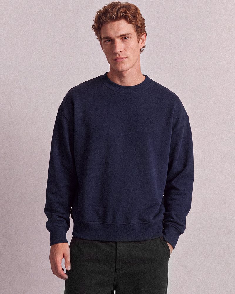 Male model, 6'1", wearing size L