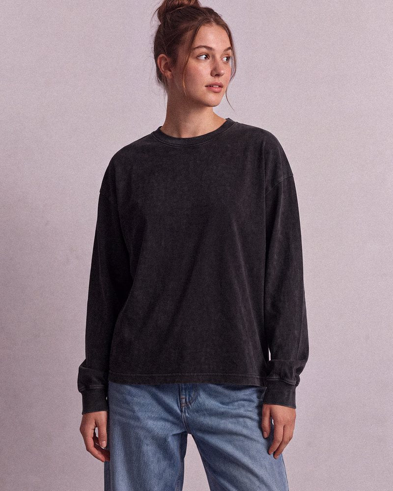 Female model, 5'9", wearing size L