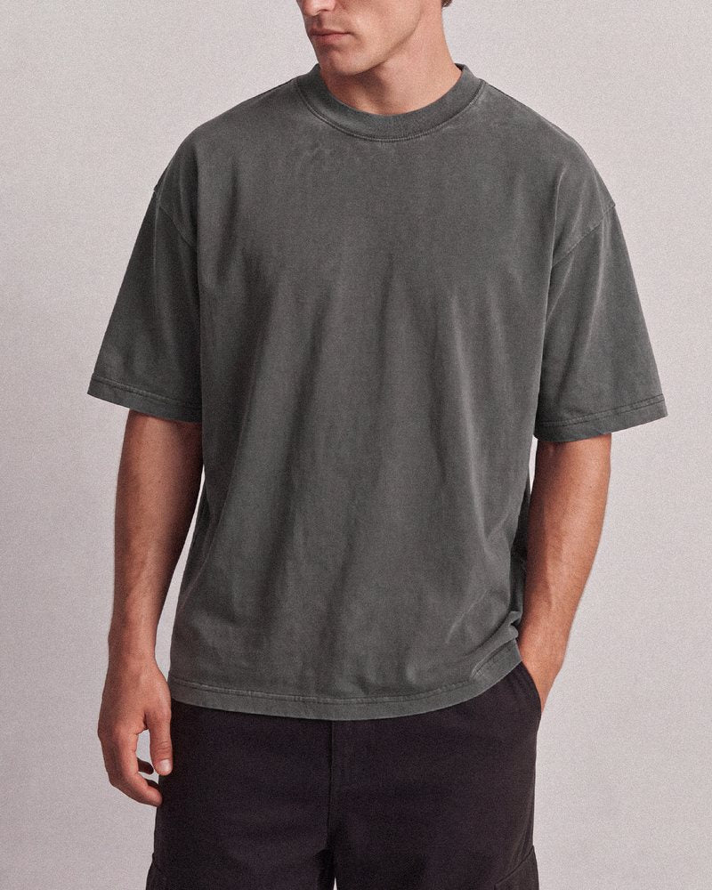 Male model, 6'1", wearing size L
